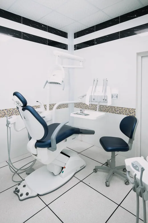 Consultorio dental moderno y equipado, listo para recibir pacientes